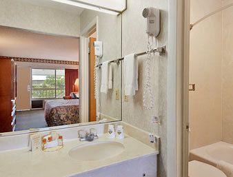 Rodeway Inn Leesburg Chain Of Lakes Room photo